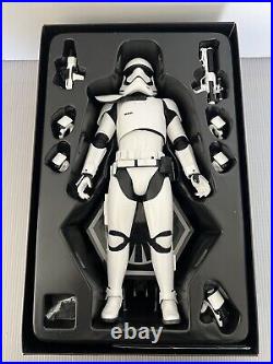 Hot Toys First Order Stormtrooper Squad Leader MMS316 Star Wars 1/6 Scale Figure