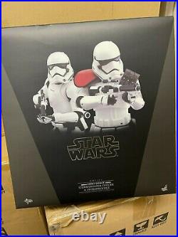 Hot Toys MMS 335 Star Wars Force Awakens First Order Stormtrooper Officer Set