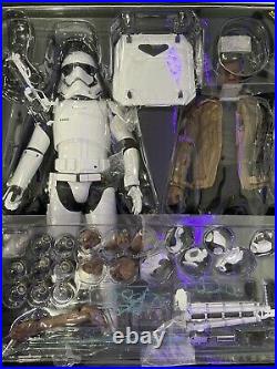 Hot Toys Star Wars Finn and First Order Riot Control Stormtrooper