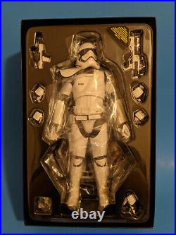 Hot Toys Star Wars First Order Stormtrooper Squad Leader White 12 16 Scale