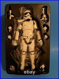 Hot Toys Star Wars First Order Stormtrooper Squad Leader White 12 16 Scale