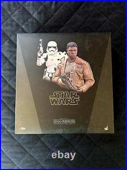 Hot Toys Star Wars Force Awakens Finn & First Order Riot Trooper Set MMS346