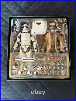 Hot Toys Star Wars Force Awakens Finn & First Order Riot Trooper Set MMS346